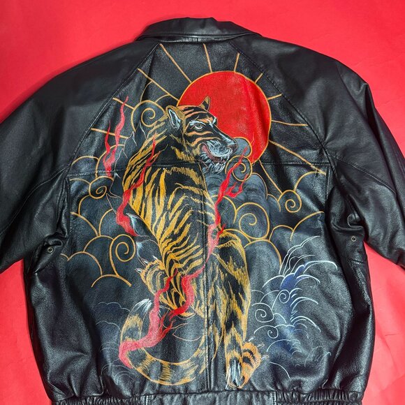 Vintage 90s Hand-Painted Leather Bomber Jacket – Size XL, Unisex - Picture 3 of 12